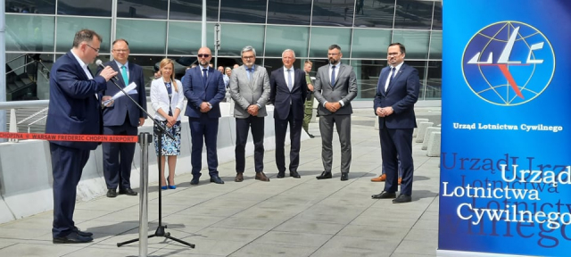 Przed terminalem Lotniska Chopina na konferencji prasowej stoją (od lewej): m.in. Andrzej Klewiado, Piotr Samson Prezes ULC, Agga Goławska wiceminister zdrowia, Janusz Janiszewski Prezes Polskiej Agencji Żeglugi Powietrznej), Artur Tomasik szef Związek Regionalnych Portów Lotniczych, Stanisław Wojtera prezes Przedsiębiorstwa Państwowego „Porty Lotnicze” oraz Marcin Horała wiceminister Infrastruktury