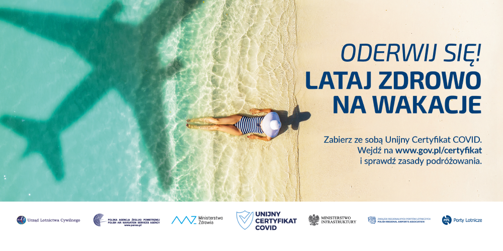 Ujęcie plaży z lotu ptaka. widać opalającą się kobietę w kapeluszu i cień przelatującego samolotu pasażerskiego. Napis w prawym górnym roku: Oderwij się! Lataj zdrowo na wakacje. Poniżej logotypu partnerów akcji.