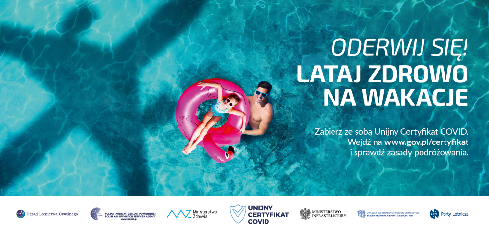 Ujęcie z lotu ptaka. Ojciec z córką stoją w wodzie i patrzą do góry. Dziecko leży na różowym materacu w kształcie flaminga. Obok nich widać cień pasażerskiego samolotu. Napis w prawym górnym roku: Oderwij się! Lataj zdrowo na wakacje. Poniżej logotypu partnerów akcji.